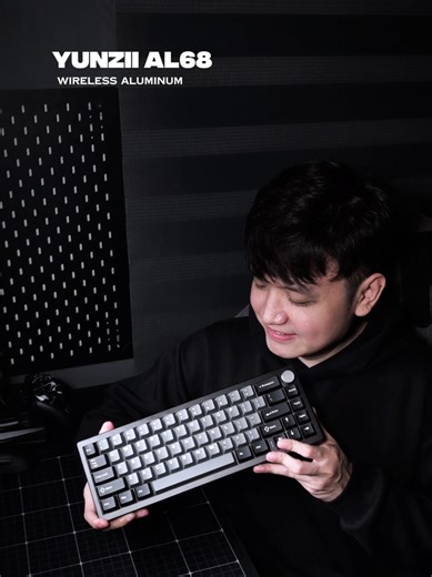 Heavy metal, refined. There's just something about the weight and feel of a full aluminum. The YUNZII AL68 has taken over my desk. 🖤 Link in my bio Website Discount code: NINKEVDO @yunziikeyboard #mechanicalkeyboard #keeb #desksetup #darksetup #yunzii