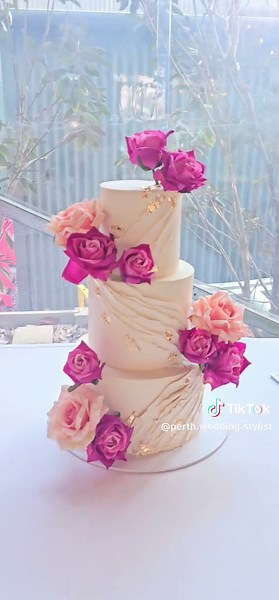 🌸🍓🧡 Obsessed with the colours this bride chose!. 👉🏽Follow on Instagram for more videos. ✨️LINK IN BIO . . . . #perthflorals #fauxflowers #weddingflowers #sandalfordwinery #fauxflowersperth #backdropflowers #artificialflowersperth #artificialflowers #EventFlorist #winery #perthweddingstylist #weddings