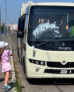 A little girl stopped the bus for a good cause | Gorgeous
