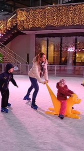 Winterzauber im Playmobil FunPark ❄️⛸️ ✨ Eislaufspaß für die ganze Familie! ❄️ Zwei traumhafte Eislaufflächen warten auf euch, perfekt für große und kleine Schlittschuhfans. Gleitet elegant über die Eisbahnen, dreht Pirouetten oder genießt einfach das Winterfeeling. ⛸️❄️ 🕙 Unsere Winterzauber-Öffnungszeiten: Täglich von 10 bis 18 Uhr – bis zum 09. März! 🌟 Kommt vorbei und erlebt unvergessliche Momente im Playmobil FunPark – der perfekte Winterausflug für die ganze Familie! ❄️💫 #PlaymobilFunPa