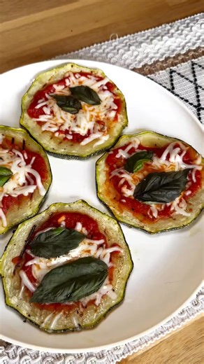 LÀM MỚI BỮA TỐI CUỐI TUẦN VỚI PIZZA MINI BÍ NGÒI ĐỘC ĐÁO 🍕Bữa tối cuối tuần quây quần cùng gia đình, hãy biến bí ngòi thành đế pizza giòn tan, phủ sốt cà chua, phô mai tan chảy và thêm topping yêu thích. 🤩Món ăn mới lạ này chắc chắn sẽ khiến cả gia đình thích thú, nhất là các bạn nhỏ🤩 Hãy cùng chảo nướng Scanpan Pro IQ giúp bạn làm pizza ngay tại nhà, biến bữa ăn thành “party gia đình”! 𝑺𝒄𝒂𝒏𝒑𝒂𝒏 - 𝑭𝒐𝒓 𝒕𝒉𝒆 𝒍𝒐𝒗𝒆 𝒐𝒇 𝒈𝒐𝒐𝒅 𝒇𝒐𝒐𝒅 #ScanpanVietnam #PizzaMini #ProIQ #Strataniu