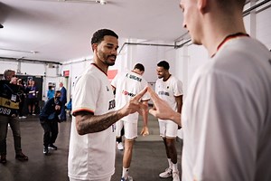 🇱🇹🇩🇪 | Direkt der nächste Basketball-Festtag vor voller Halle und grandioser Kulisse: Im dritten Gruppenspiel trifft Deutschland am Nachmittag auf Litauen (Tip-Off 14:30 Uhr). Mit einem eigenen Sieg - und einer Niederlage Ungarns am Abend - könnte es heute schon das Achtelfinal-Ticket geben. Live, kostenfrei und ab 14:00 Uhr via MAGENTA SPORT 👉🏻 https://www.magentasport.de/event/litauen-deutschland/9862644 __________ 📸: FIBA | 📺: MagentaSport. | BIG - Basketball in Deutschland