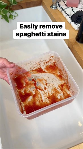 No more red tupperwear stains #hacks #speghetti #cleaningtips #wow #tupperware | Liz & Jeff