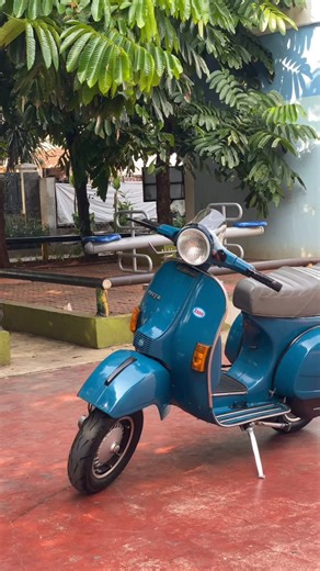 Jual Vespa Berkah on Instagram: "Bismillahirrahmanirrahim Harga 29 jt nego Vespa P150X arco tahun 1980 Surat surat lengkap plat DK off Speedometer veglia Handgrip RMS Visor Sectbill Headlamp SIEM List layar chrome Tutup fork px abu Kunci kontak. Stang dan bagasi tersedia Triplang Chooke dan kran bensin berfungsi Jok mod camel Stoplamp arco Plat no Mooneyes Bumper px abu Knalpot bigbox Velg SIP black polish Ban ADX poljose Side stand polish Magnet Excel Pengapian upgrade CDI Mesin silahkan test r