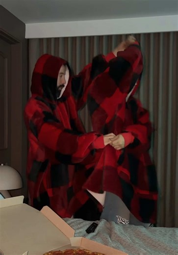 Un plan que de verdad deberían darse siempre, no dejemos que por el día a día se nos olvide ser pareja y si incluyen Domino's @Domino’s Colombia en el plan mucho más rico 😋 *Los raspa y gana aplican para pizzas grandes y extragrandes y se entregaran hasta el 11 de enero de 2026. *Válido del 6 de diciembre de 2025 al 11 de enero de 2026 o hasta agotar existencias. Son 250.000 unidades. Consulta términos y condiciones para la redención en alianzasdp.com.co. Son cupones de descuento del 20%, 30%, 