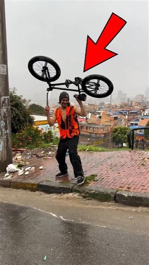 Man Uses a Smart Bicycle Trick to Ride Safely Down a Rainy Hill 😱🚴