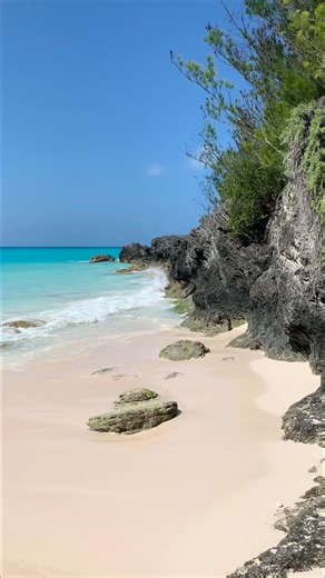 🌟 Did you know? Bermuda isn’t volcanic on the surface. It’s topped with a limestone cap made from ancient coral — shaped by the sea over millions of years. That limestone gives us our caves, cliffs, and even our freshwater. 💙 #wednesdaywisdom✨ #islandlife #bermuda #outhere | Sail Bermuda