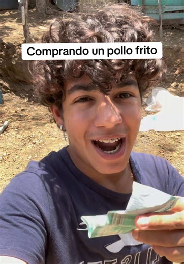 Comprando un pollo frito con 500 pesos para mi madre