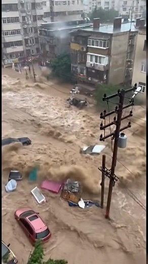 622K views · 4.4K reactions | Cars Floating and Sinking Rapidly in Deep Urban Flooding #fblifestyle | When Weather Strikes | Facebook