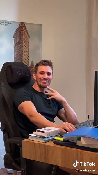 Vacuuming is one of my favourite chores now 😌 I’m so kind, I actually insist on doing it when it’s Lach’s turn 😇 I love our @iRobot Roomba *ad