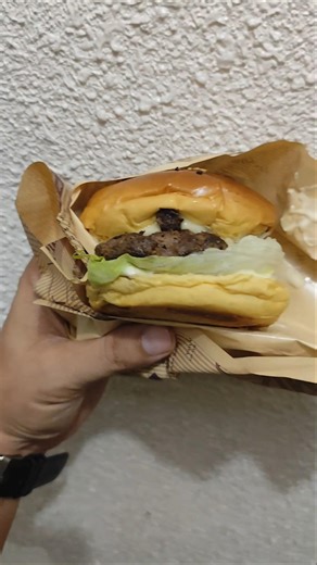 8Burgers Ultimate Burger 200g Pure Beef, Lettuce, Cucumber, Onion, Tomato, Mayonnaise #8Burgers