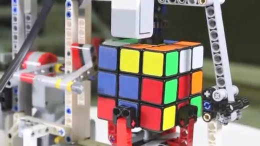 Lego-Roboter löst Rubik's Cube (Roberta, Mindstorms)