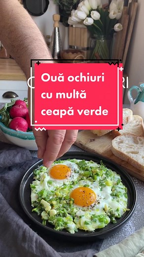 🔰 Salvează rețeta de ouă ochiuri cu multă ceapă verde și gust de primăvară! E mai degrabă o idee de mic dejun decât o rețetă. Nu cred că e nevoie de o rețetă pentru niște ouă prăjite în tigaie. Bine, voi mai puteți adăuga și niște bacon sau brânză ca sa fie și mai bun, dar ideea e să puneți muuultă ceapă verde! 🍎Ingrediente: ✅ 2-3 ouă ✅2-3 fire de ceapă verde ✅puțin ulei ✅ puțin unt ✅sare, piper 🍎Mod de preparare. 1️⃣ Am topit untul cu puțin ulei de măsline (e bun și de floarea soarelui). Put