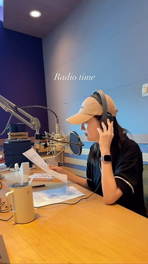 Soyoung Kim 김소영 | 오랜만에 왔어도 늘 있던 그 자리에 온 것 같은 라디오하는 날. 제겐 일이 휴식이 되는 시간이에요📻 | Instagram