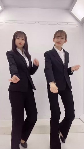 スーツ女子のおしゃれなスタイルガイド
