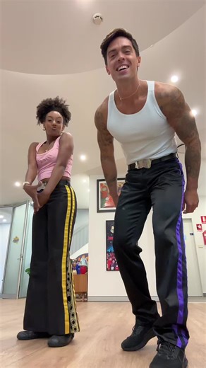 Wiggles Wobbly Dance with Jessie and John Pearce