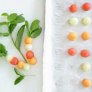 142K views · 587 reactions | Melonand mintinfused sparklingwater. 1. Scoop out melon balls (watermelon, honeydew, and cantaloupe) 2. Pierce hole with a chopstick. 3. (Optional) Chill in fridge or freeze overnight❄️ 4. Insert mint stem through melon balls 5. Place melon and mintin @dropbottle 6. Top with sparkling water or beverage of choice. 7. Hydrate and repeat✨ Repost from @breadbunnie | Nikki Sharp | Facebook