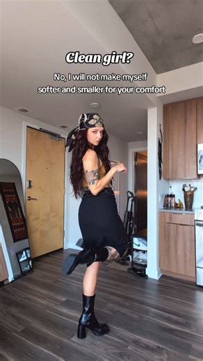 Red Raven | Be loud. Be slvtty | Instagram