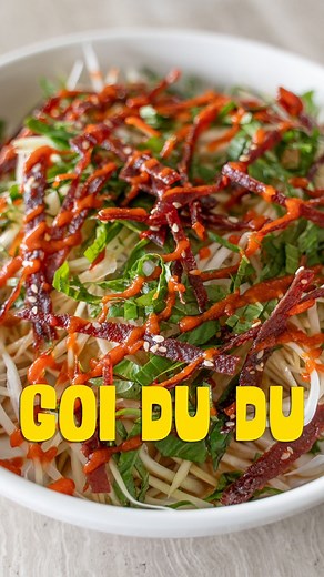 This Vietnamese Green Papaya / Goi Du Du is one of my favorite salads of all time, and it’s so easy to put together. If you’re looking for a tasty, vibrant and light salad, make sure you save this video! The printable recipe is on my blog: https://feedthepudge.com/vietnamese-green-papaya-salad-goi-du-du/ #goidudu #vietnamesefood #salad | feedthepudge