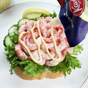 130 reactions · 19 shares | Til deg som liker rekesmørbrød med majones på varme sommerdager. Kavli har majones på pose med perfekt liten stjerneåpning! God sommer fra oss i Kavli! | Kavli | Facebook