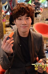 Lee Chun Hee reveals how he proposed to his wife on 'Strong Heart'