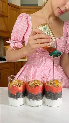 Strawberry Peanut Butter Chia Breakfast Jars 🍓🥜