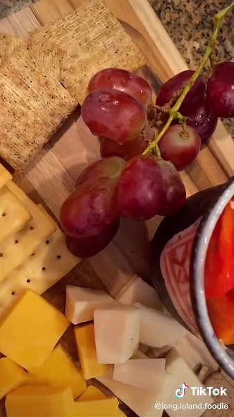 make a cheese board with me!! #foodie #cheese #cheeseboard #minicheeseboard #afternoonsnack #recipe #fyp #foryou #foryoupage #viral