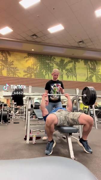 Close Grip Bench Fail: Hilarious Gym Moment