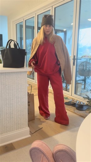 @andtwogirls on Instagram: "@therabody wand helps with colds 🤧 - that has not exactly been proven, but it sure feels good on the face if you have the sniffles 🤷‍♀️ We are all obsessed with the @therabody wand (linked) - and our entire fam has been in our @dailydrills for the last 72 hours…❤️ PS Steph is loving her @petiteplume pjs 💙"