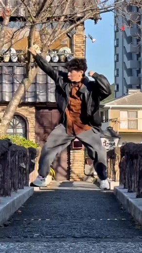 踊る救急医🚑️ER・ICUを楽しく学ぶ on Instagram: "心肺蘇生法のリズムを、踊って学ぼう🔥 #心肺蘇生法 #kaylly #踊る救急医 #aed #cpr 胸骨圧迫"