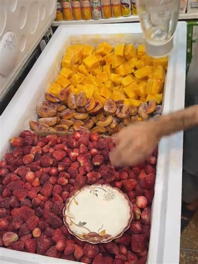 El día que mi hermana pequeña empezó el jardín de infancia, me corté la mano con unos cristales rotos y la sangre no paraba. Mientras yacía allí, en la bañera, desvaneciéndome, llamé a mi madre para pedir ayuda. Al otro lado, podía oír risas y charla. ¿Arlet, estás fingiendo estar enferma otra vez? 🛑 La Parte 2 de la historia está en el enlace de mi perfil o busca el canal