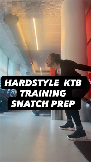 Unilateral work shows everything — strengths, imbalances, compensations… and that’s why I LOVE it. My left side still works differently after my right–shoulder surgery, and training one arm at a time helps me rebuild control, stability, and strength on both sides. 💪💪 Today’s session is part of my KTB Evolution studies, focusing on Snatch Fundamentals & Hardstyle technique: Practice • Technique • Consistency 🔥 Snatch Drop 🔥 Swing to Goose Neck 🔥 Swing Step 🔥 90/90 Breathing 🔥 Elevator Push