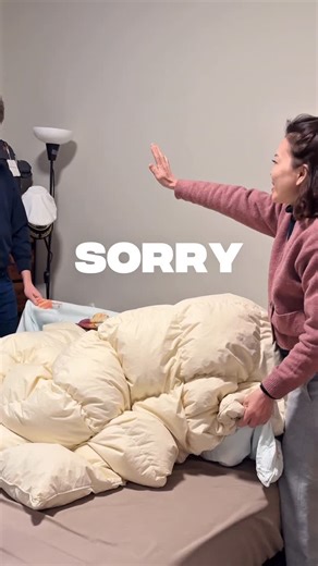 Jenny🌹法國人妻 on Instagram: "請戴米恩幫我把羽絨被塞進被單裡，跟我說他不會，於是我請我媽來教他，看會不會比較認真學，結果依然給我嘻皮笑臉🤦🏻‍♀️🌝 有感覺到我媽的內心很想怒吼嗎哈哈哈哈哈哈哈哈哈"