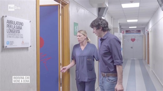 RAI 3 | “Indovina chi viene a cena” – Intervista al Prof. Valter Longo Il Prof. Valter Longo, in conversazione con la giornalista Sabrina Giannini, parla dell'emergenza sanitaria legata a sovrappeso e obesità e di un nuovo studio clinico, che coinvolgerà 330 adolescenti in sovrappeso e con obesità presso l’Ospedale Evangelico Betania, realizzato grazie al supporto della Regione Campania. I farmaci? I loro effetti collaterali sono ampi, non portano a benefici nel lungo termine e dovrebbero essere