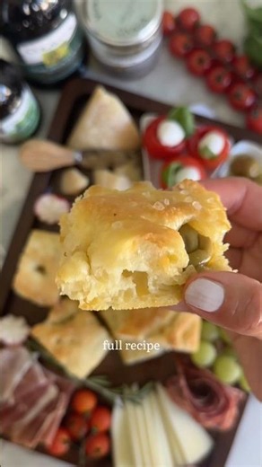 Stop scrolling… because homemade focaccia has never been this good AND this easy 🙌🏻✨