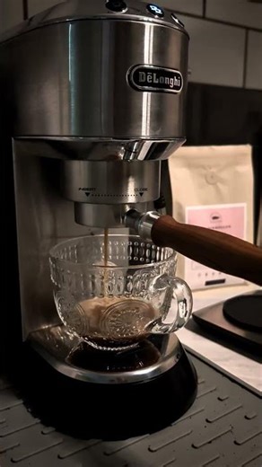 Delonghi Dedica EC885 coffee prep