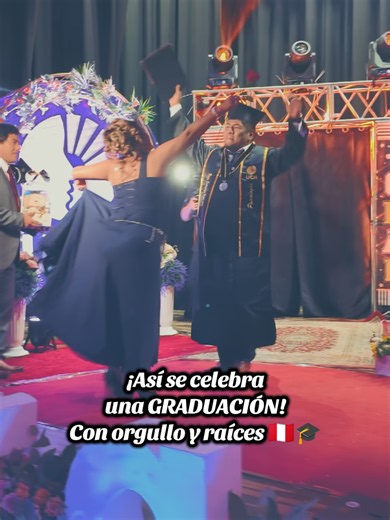 Porque el PERUANO podrá cansarse, pero jamás deja de luchar por los suyos. Hoy, entre tradición, orgullo y HUAYLARSH, no solo celebran un título… celebran que todo valió la pena. 🇵🇪🎓🎉 #graduacion #huaylarsh #zapateo #huancayo #huayno #folklore #celebracion #egresado #superbrillantesdelande #peru #raices #tradicion #costumbres #UCH