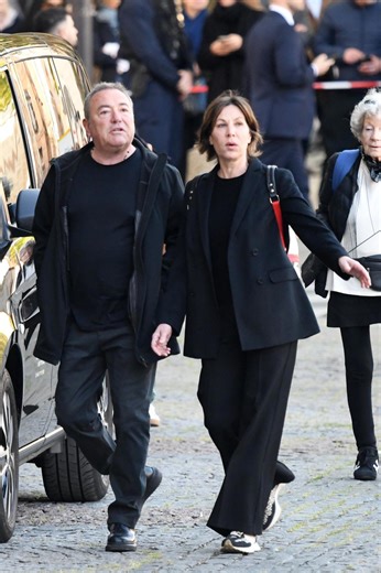 Accessoire inattendu de Mathilde Seigner aux obsèques de Nathalie Baye