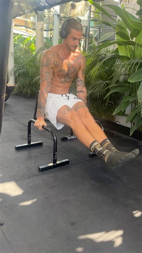 Parallette Bar L-Sit