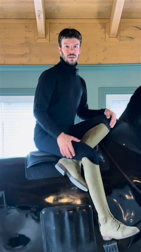 Stephan Fischer on Instagram: "Willst du deine Hüfte blockieren? So geht’s. Heb dein Bein vom Sattel ab, dreh es künstlich nach innen.�Leg es schön „ordentlicher“ zurück. Voilà – sieht super aus.�Fühlt sich nur leider an wie ein Brett. Die Anweisung hält sich hartnäckig, weil:�👉 Optik verkauft sich besser als Funktion. Das Knie zeigt hübsch nach vorne. Die Fußspitze auch.�Reitlehrer zufrieden. Nur dein Hüftgelenk denkt sich: „Danke, Nein?“ Was dabei passiert?�Du tauschst frei rotierende Gelenke