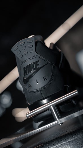 THE LINE on Instagram: "#Recap del lanzamiento de las Air Jordan 4 “Black Cat”, el más deseado del año. Una silueta que no solo volvió, también se robo la escena. Y la celebramos a un nivel icónico, un tributo a la cultura que mantiene vivo el archivo. Gracias por ser parte una vez más. #CrossTheLine"