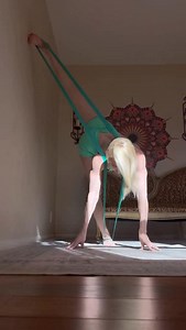 Slow splits Magic 😉 Once upon a time I wanted everything fast and intense and the last 6 years I want everything slow and controlled. We evolve. I don’t miss the hamster wheel days. A slower pace is where you actually feel the work. #splits #flexibility #stretch | Jamie Rose Brogan