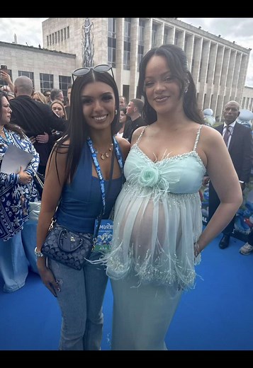 During the promotion of The Smurfs movie (where she voices Smurfette), Rihanna shared several heartwarming moments with her fans. One of the most viral was on a red carpet, where she approached and tenderly hugged a girl who was visibly excited and nervous to meet her. I don't blame the girl because I would be the same way to meet Riri 🥹❤️✨ #rihanna #robfenty #fyp #parati #viral