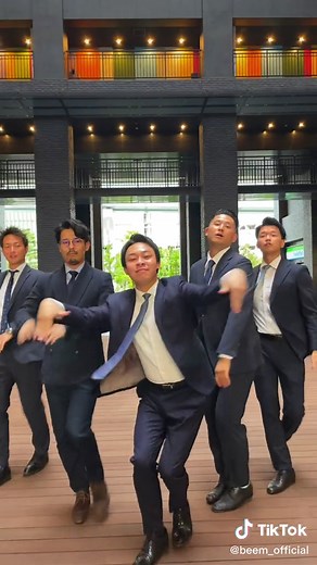 ごめんやけど通らして。これBEEMのための音源やから👔☂️#株式会社BEEM #beemに恋してる #傘ダンス #会社