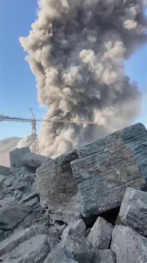 🚨🇮🇷 Terrifying new footage reportedly shows coalition strike hitting the B1 bridge in Karaj, killing 13 civilians.