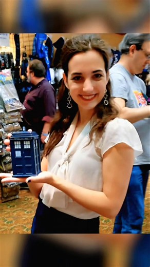 🎉 TARDIS GIRLS - THE LOOK OF LOVE ❤️ - DOCTOR WHO - COSPLAYERS - TRAVELING TARDIS