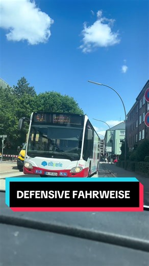 🚌 Busse durchlassen – auch wenn man eigentlich Vorfahrt hat? Heute ist etwas passiert, worüber wir gerne mit euch diskutieren wollen: Wir hatten eigentlich Vorfahrt, aber wir haben zwei Busse durchgelassen. Warum? ➡️ Weil wir vorher gesehen haben, dass vier bis fünf Autos die Busse einfach nicht durchgelassen haben – obwohl die Busfahrer klar gezeigt haben, dass sie rausfahren wollen. Die Straße war übrigens Tempo 30, aber trotzdem sind viele ziemlich schnell gefahren. Wir haben uns entschieden