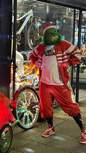 The Whitstable Whistler on Instagram: "IT’S BEGINNING TO LOOK A LOT LIKE CHRISTMAS!!!! 🎄🎄🎄🎄 The festive season kicked off on Saturday with Whitsparkle @whitsparkle bringing the festive cheer to town. Amazing job guys, the entertainment in the harbour and the lantern parade were amazing and absolutely got the town in the festive spirit for sure! The shops have outdone themselves with their yuletide displays, even the Grinch looked like he was having a good time. So