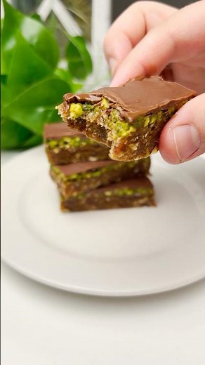 Date & Pistachio Bliss Bars: The Perfect Snack!