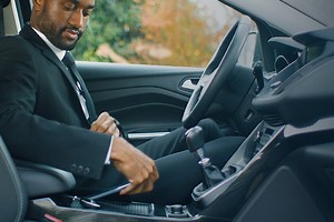 Con este pequeño adaptador de Motorola, puedes tener Android Auto en tu coche sin cables